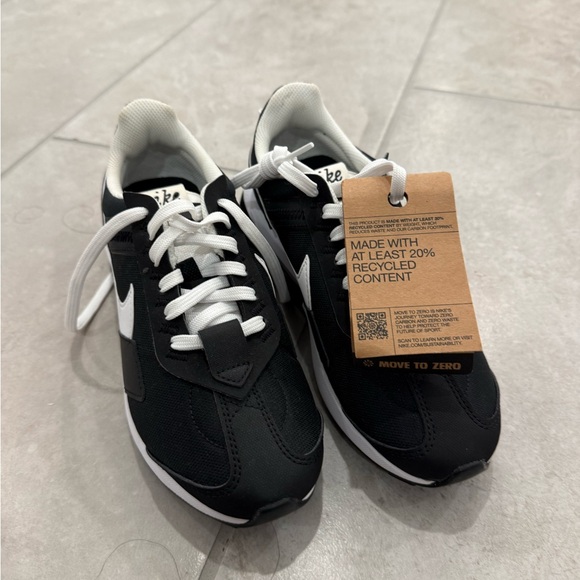 Women’s Nike Air- Max Pre Day in Black/ White - Size 6 - Picture 2 of 6